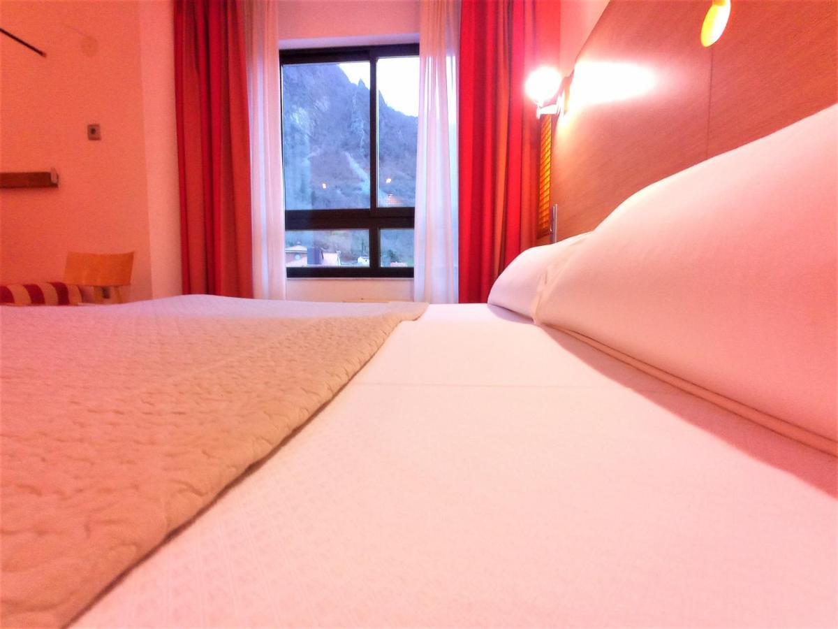 Hotel Castillo Del Alba Pola de Somiedo Ngoại thất bức ảnh